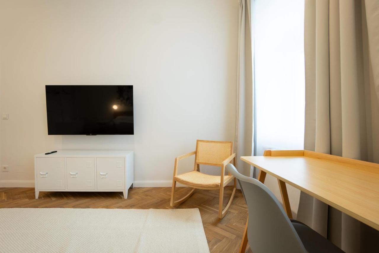 Chic 94M2 Apartment With A King-Size Bed Vienna Exterior photo